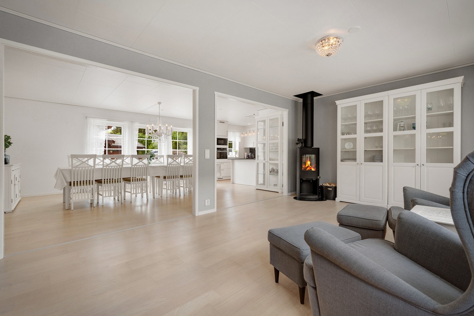 I stuen er det en lekker vedovn som er gull å ha på kjølige vinterkvelder. Galleribilde