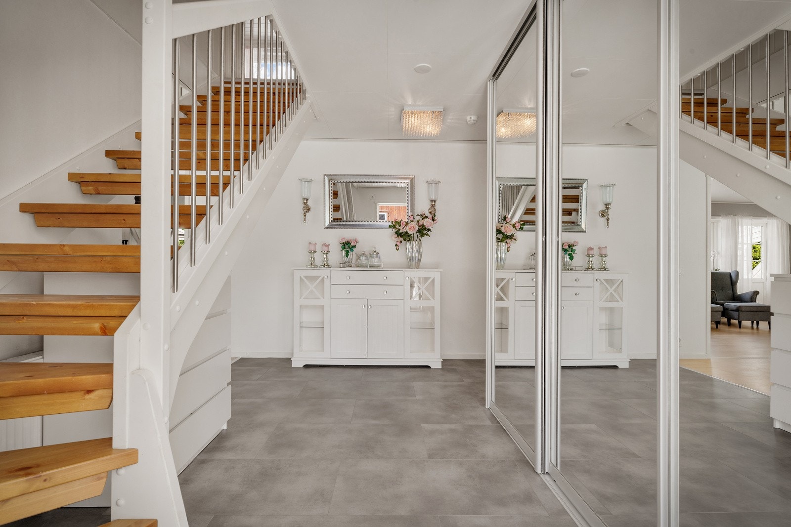 I entréen er også trappen som tar deg med opp til boligens 2. etasje. Galleribilde