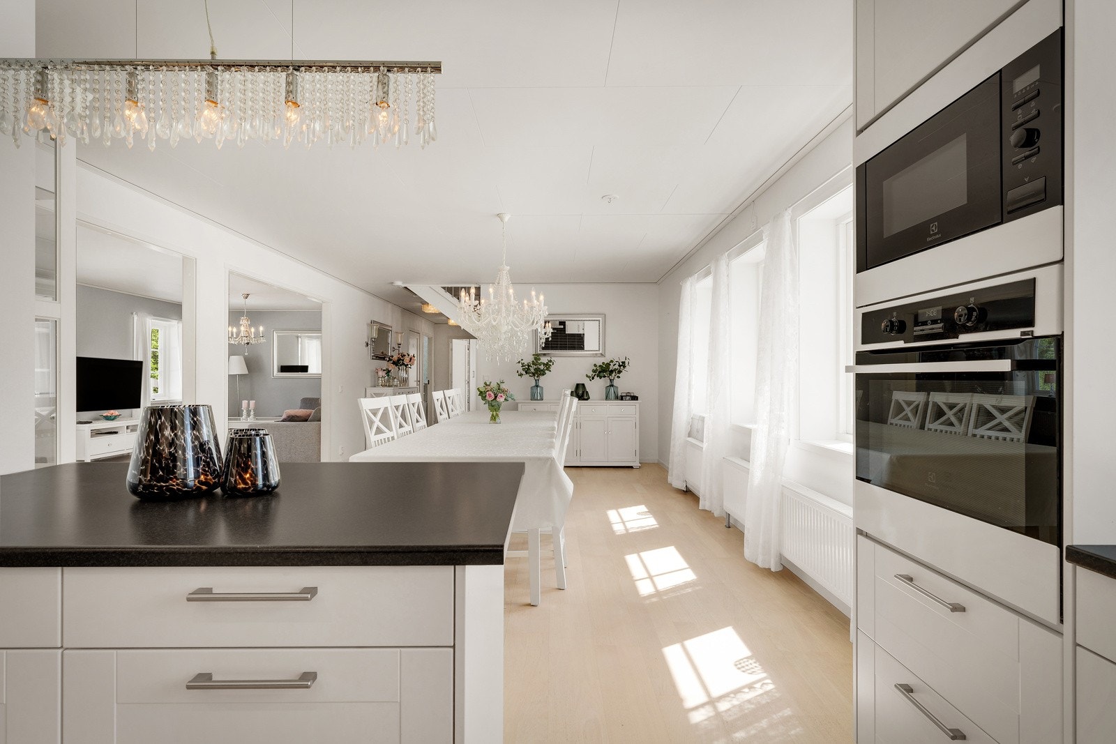 Integrert i innredningen er det stekeovn, micro og platetopp med induksjon og ventilator. Galleribilde