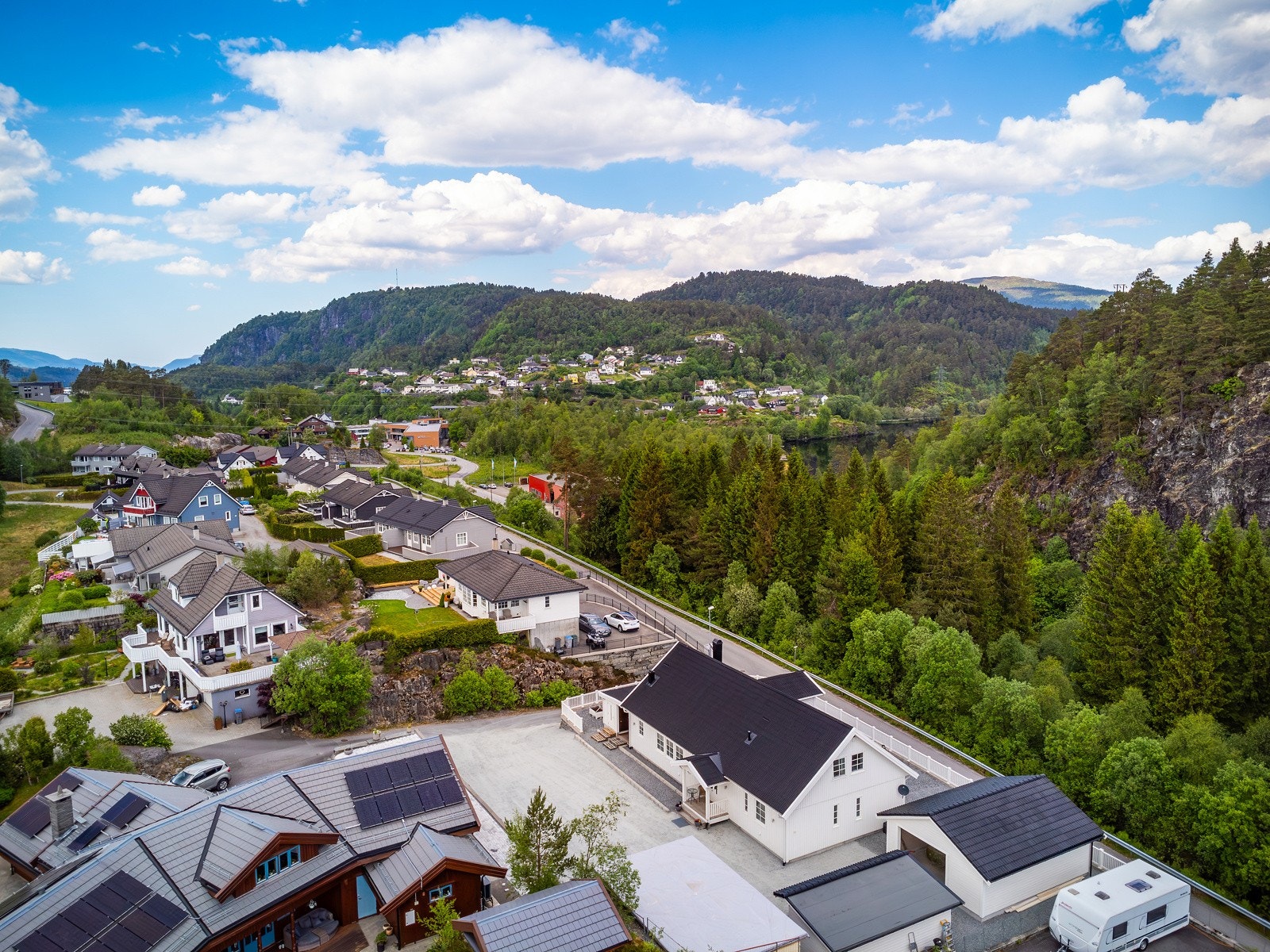 Fra Arna går det tog til Bergen, toget tar 8 min. 40 minutter til Bergen sentrum med bil. Galleribilde