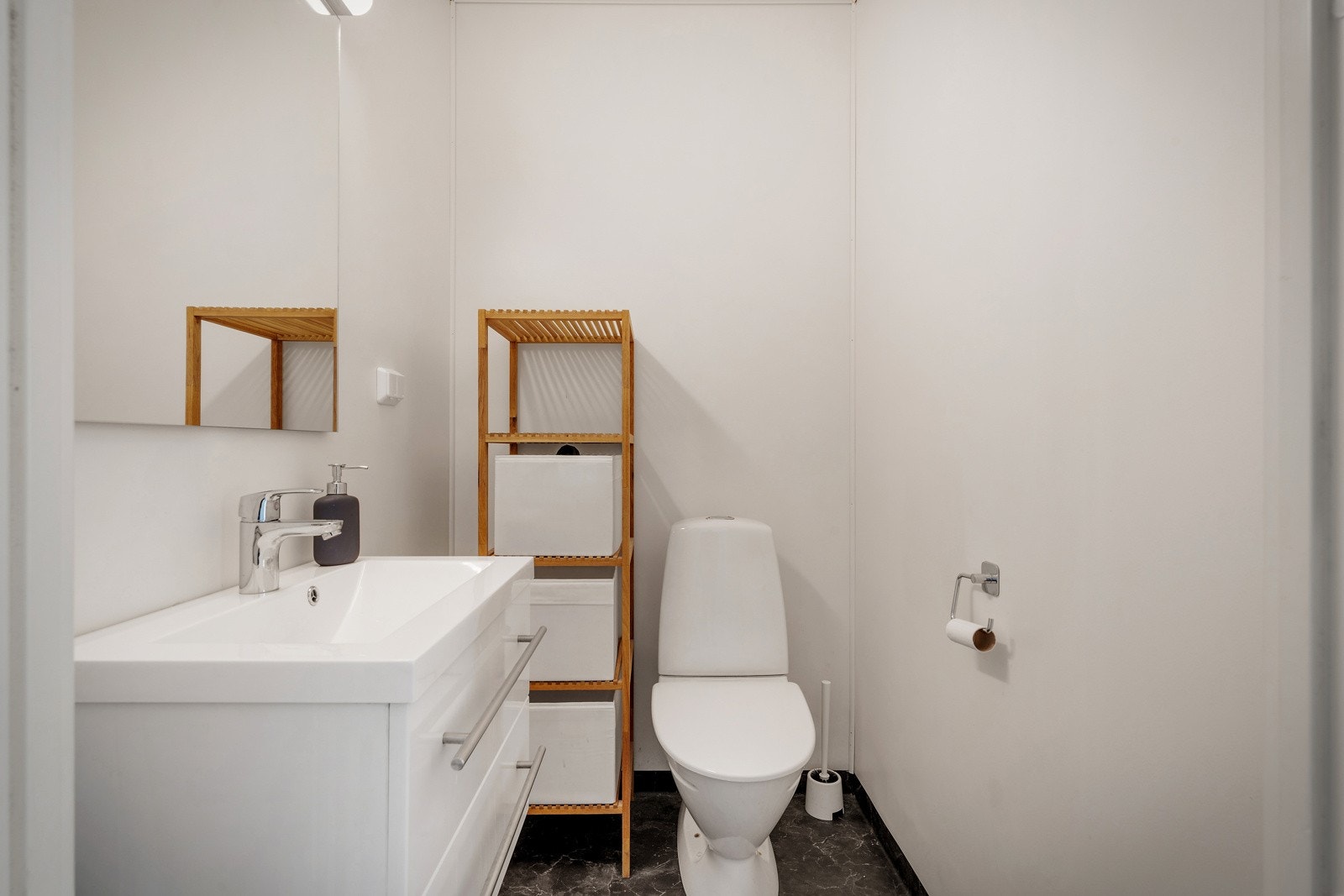 I første etasje er det også et praktisk toalettrom. Galleribilde