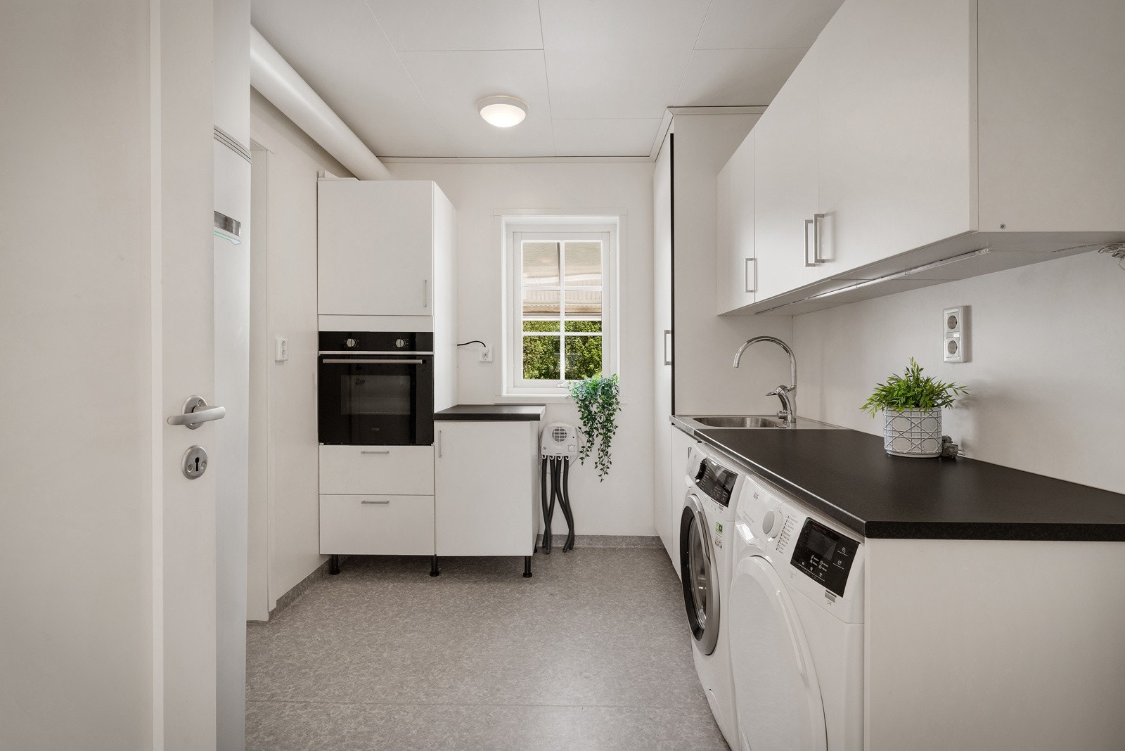 Det er innredet med utslagsvask, benkeskap, stoppekran, aggregat for varmtvann, integrert ovn og radiator. Galleribilde