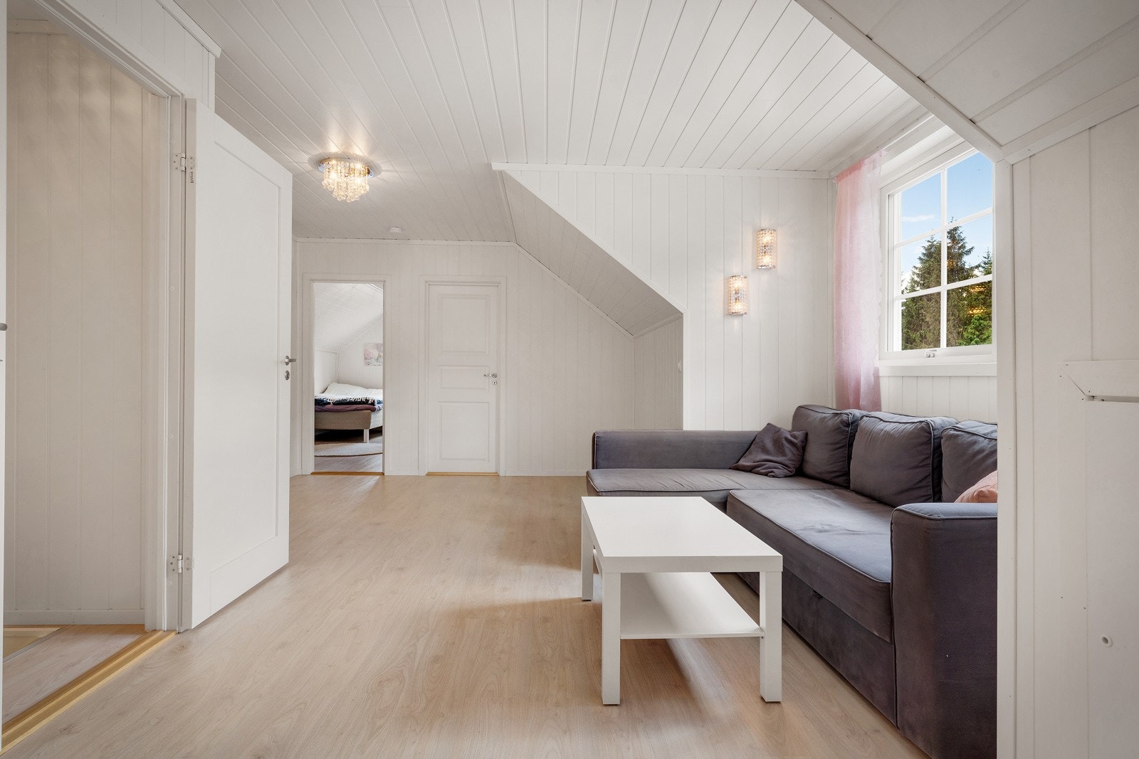 Det er god plass til komfortable sittemøbler og annet ønsket møblement. Galleribilde