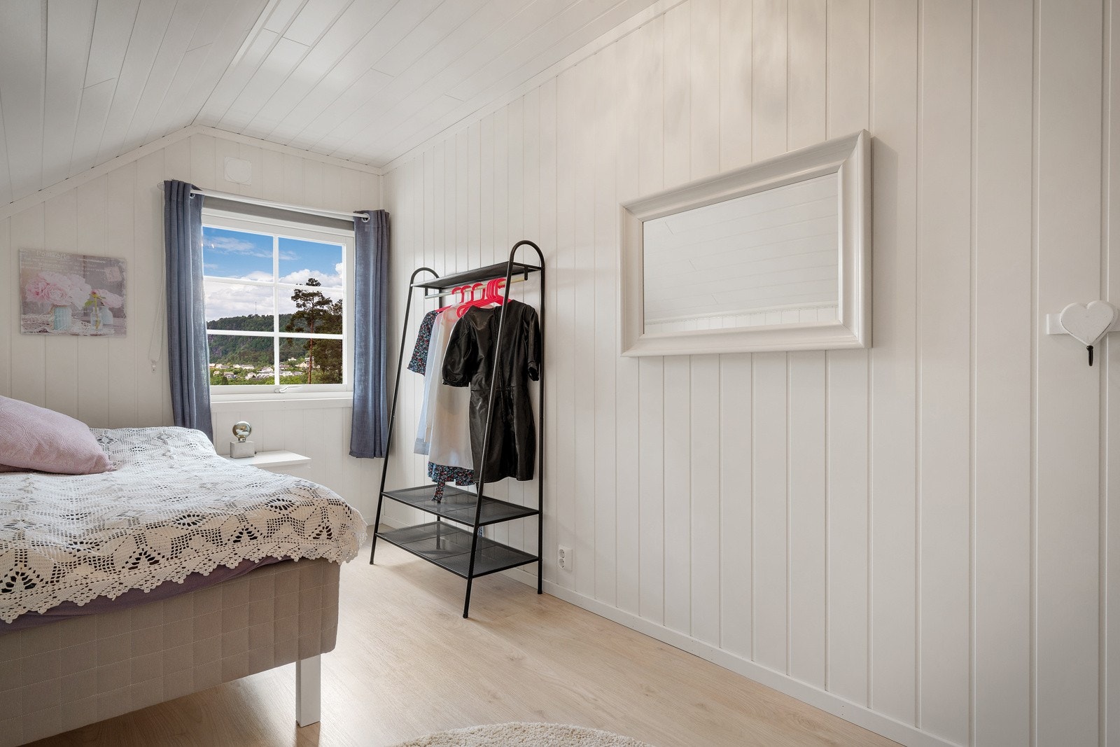 Leiligheten har tre soverom i andre etasjen med ulike størrelser, som gir fleksible muligheter for bruk. Galleribilde