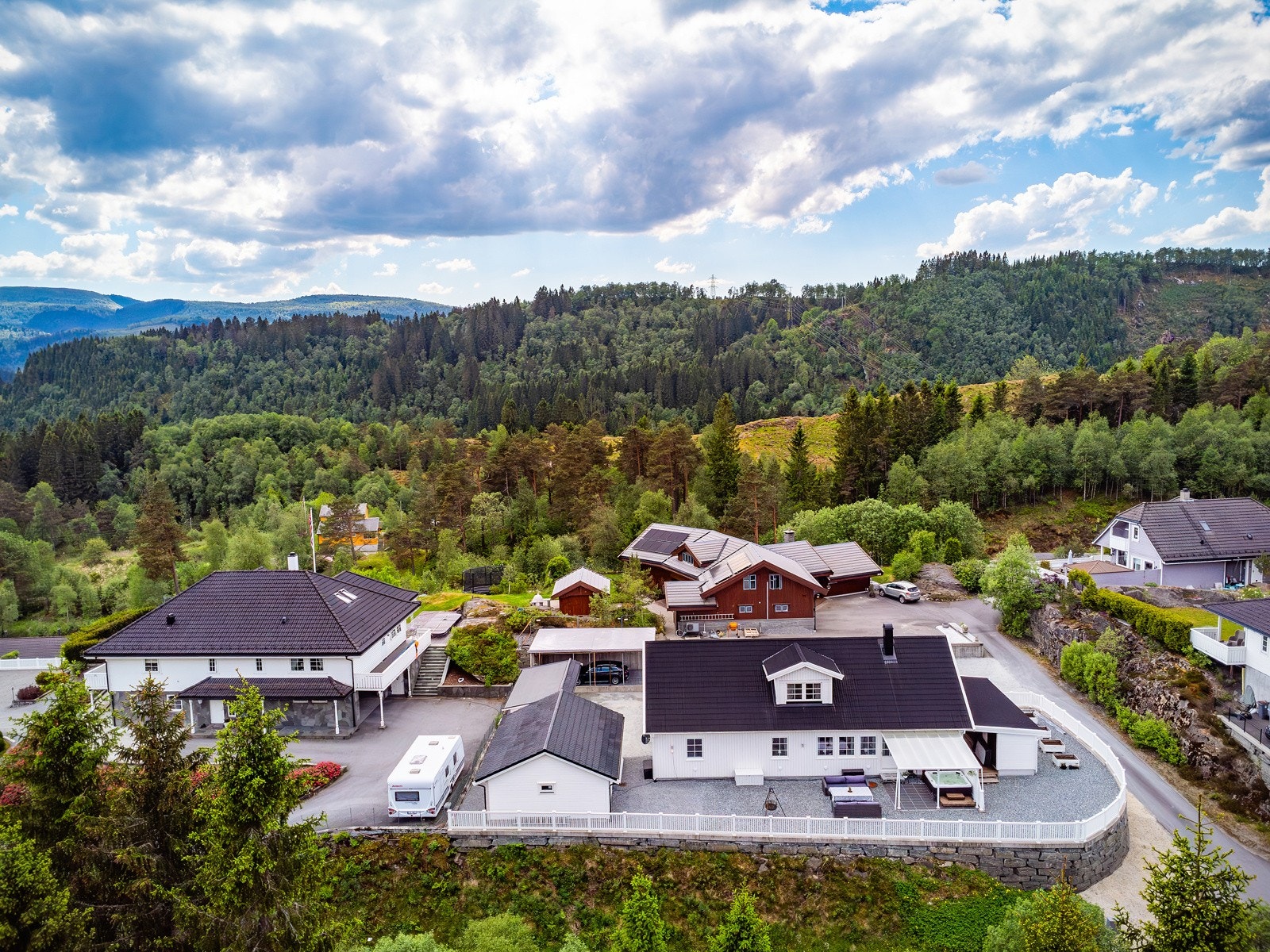 Gangavstand til Lonevåg sentrum, her finner du alt av servicetilbud, deriblant dagligvare, vinmonopol, kjøpesenter, treningssenter med mer. Galleribilde
