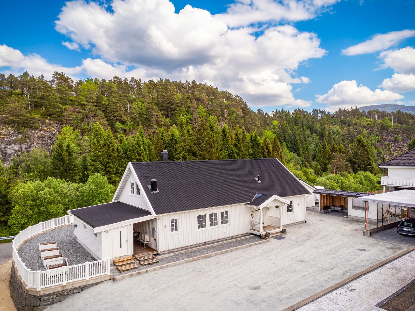 Med bil er det 10 minutter til Valestrand, 15 minutter til Osterøybroen og 20 minutter til Arna. Galleribilde