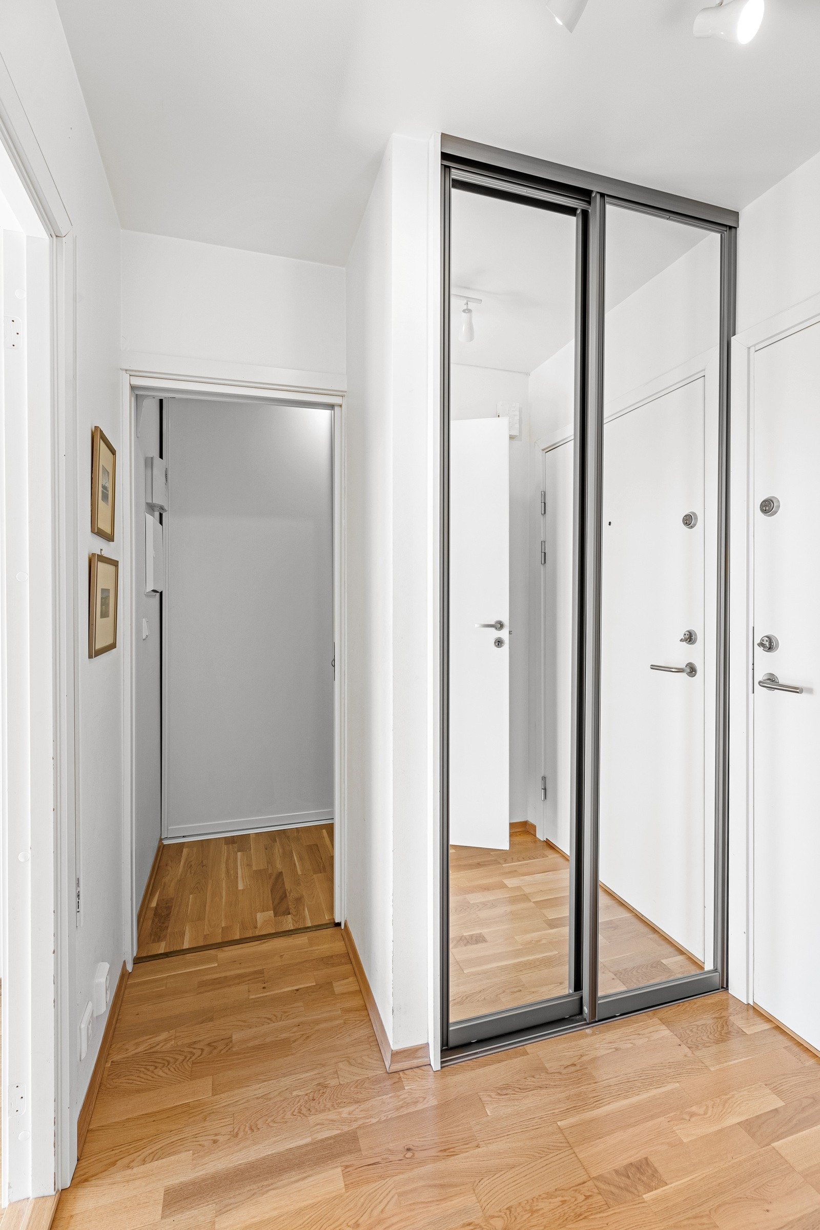 God oppbevaringsplass i garderobe på bildet, samt bak den synlige garderoben. Ytterliggere lagringsplass i kjellerbod på ca. 5,5 kvm. Galleribilde