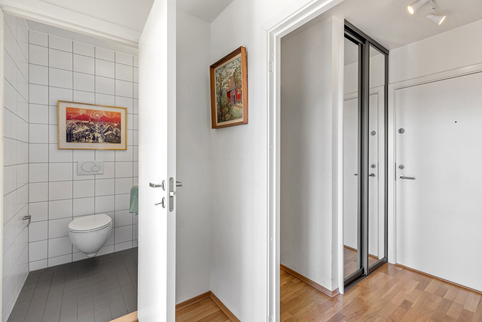 Fordelaktig plassering ved entré og vis-à-vis baderommet Galleribilde