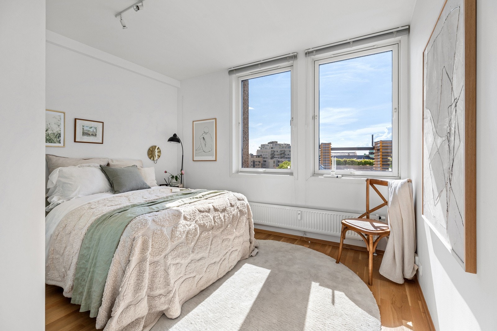 Pent hovedsoverom med store vindusflater og god plass Galleribilde