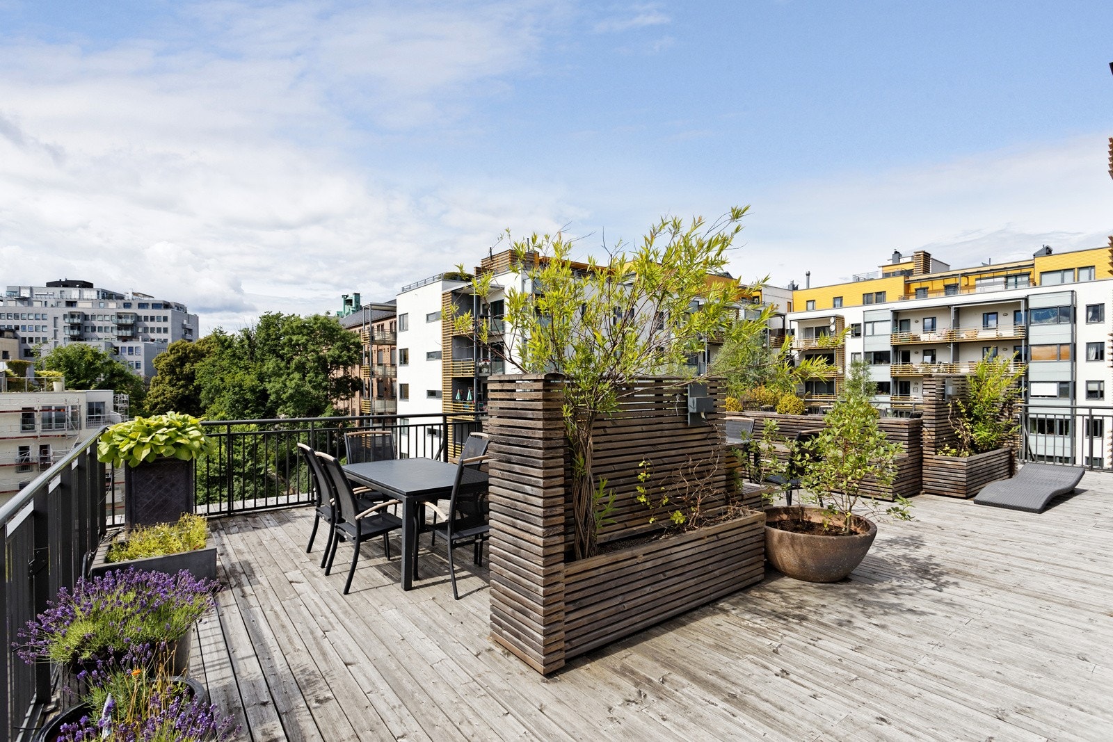 Det er tilgang til to, solrike takterrasser for beboerne i bygget Galleribilde