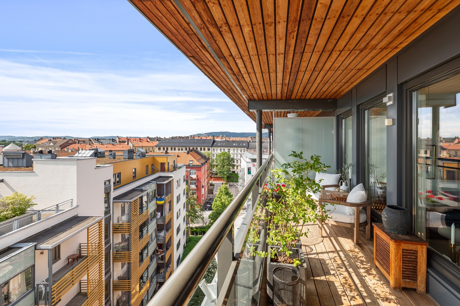 Romslig balkong Galleribilde