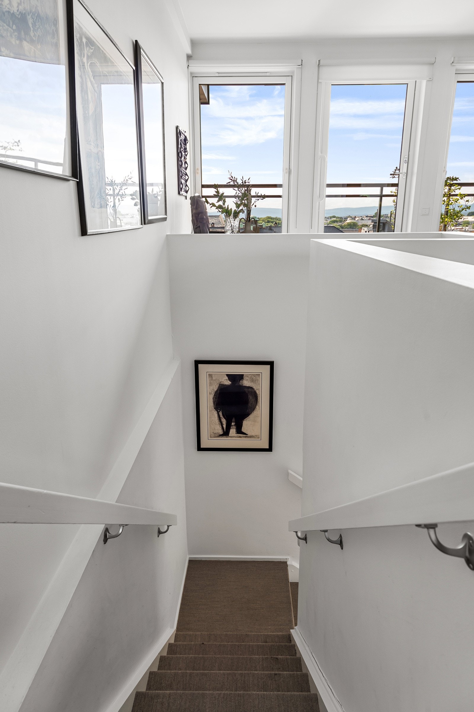 Trappen leder oss ned til soverommene, baderom/vaskerom, toalettrom og gardeobe Galleribilde