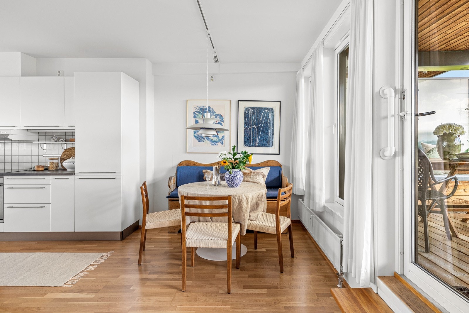Naturlig avsatt plass til spisebord. Det kan enkelt settes inn et langbord til selskap ved behov Galleribilde
