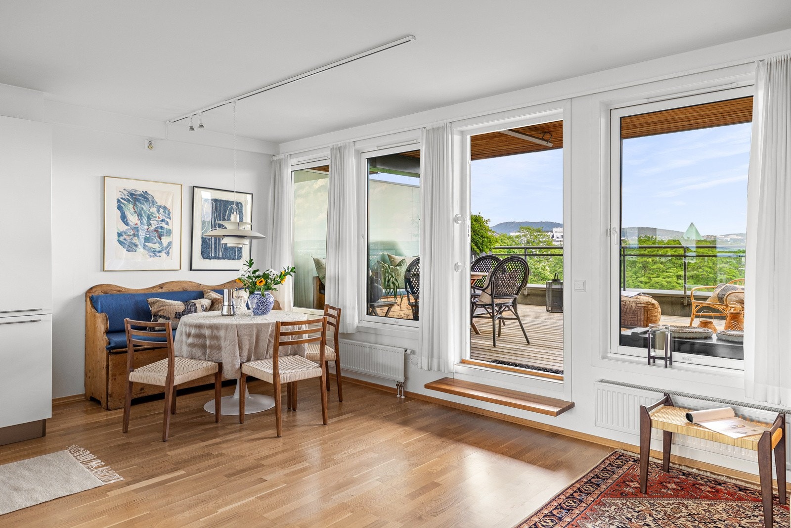 I den andre enden av rommet er det utgang til den andre terrassen Galleribilde