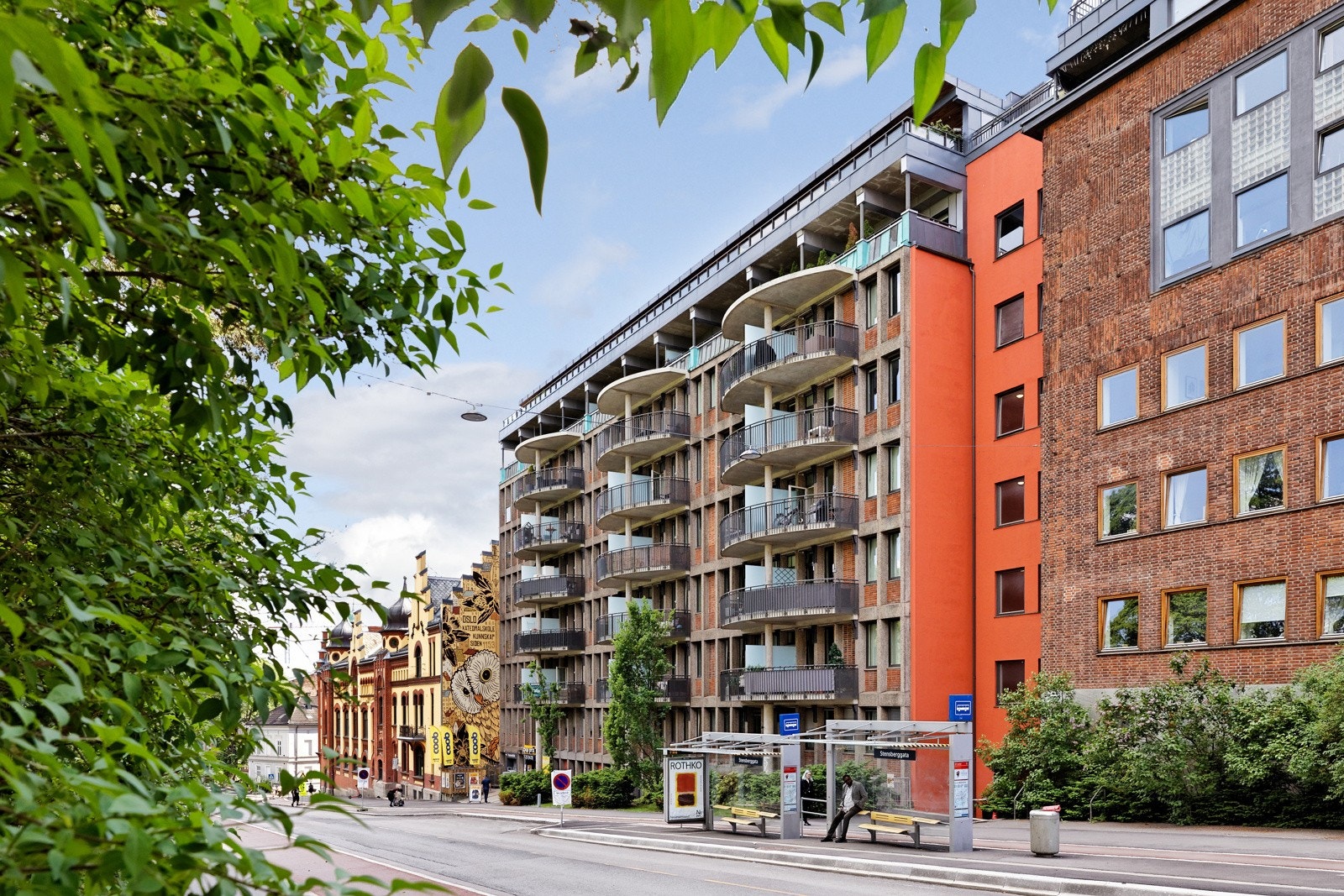 Fasade sett fra Ullevålsveien, med inngang like bak busstoppet Galleribilde
