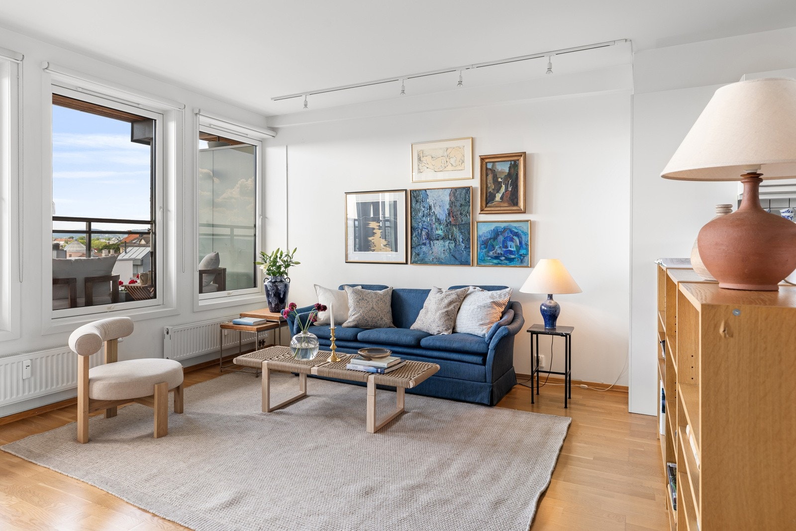 Naturlig avsatt plass til ønsket sofa med tilhørende møblement Galleribilde