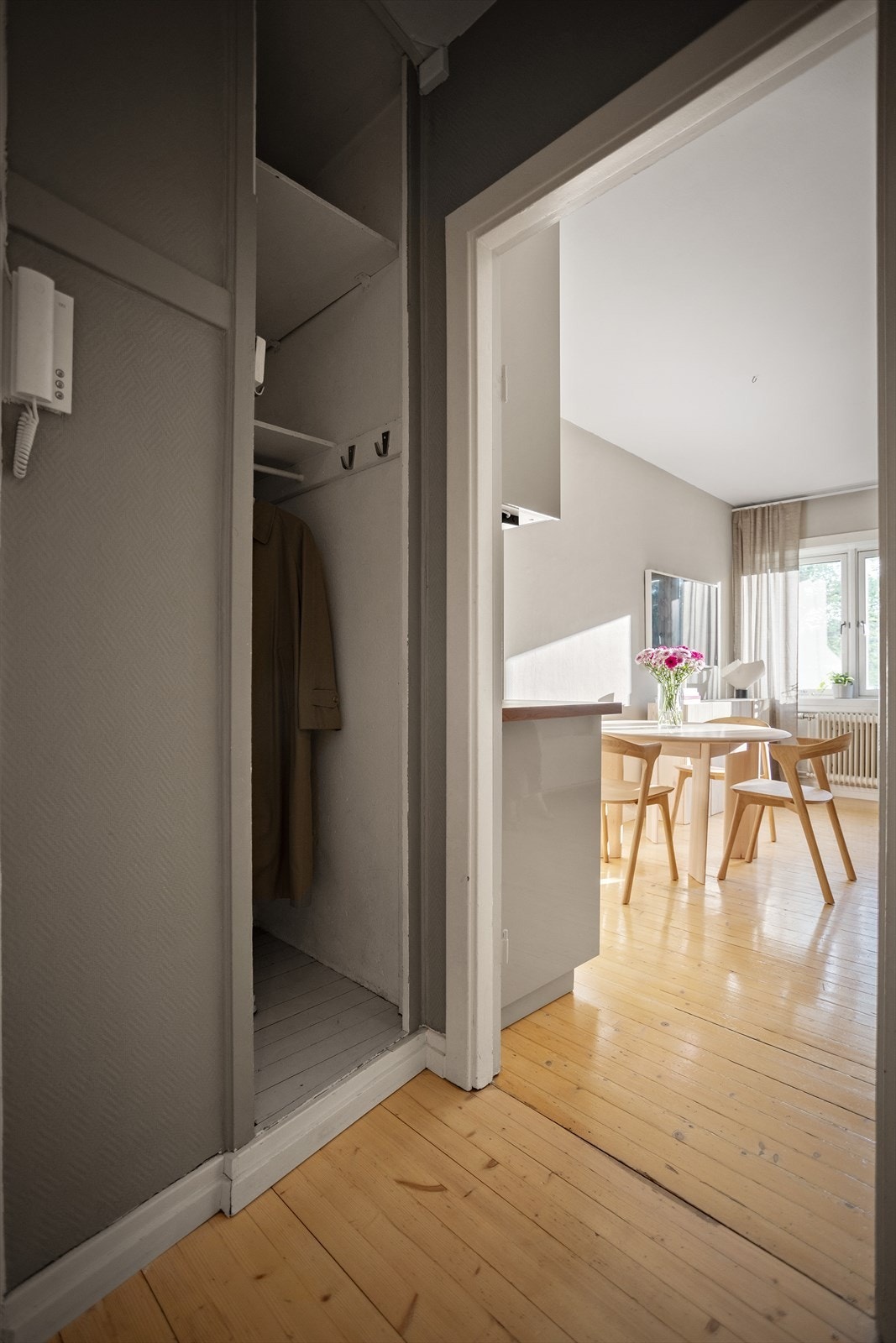 Meget praktisk nisje i entréen som gir god oppbevaringsplass for jakker, sko og annet tøy. Galleribilde