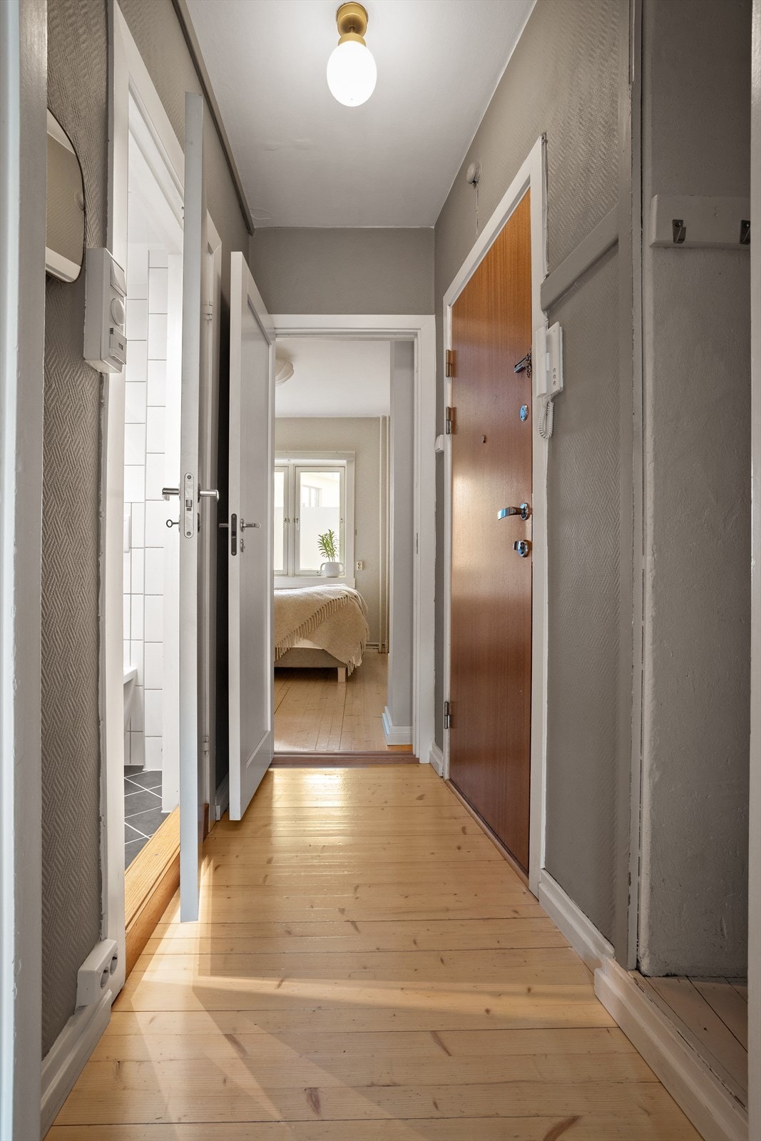 Hyggelig entré som gir et godt førsteinntrykk av boligen. Galleribilde