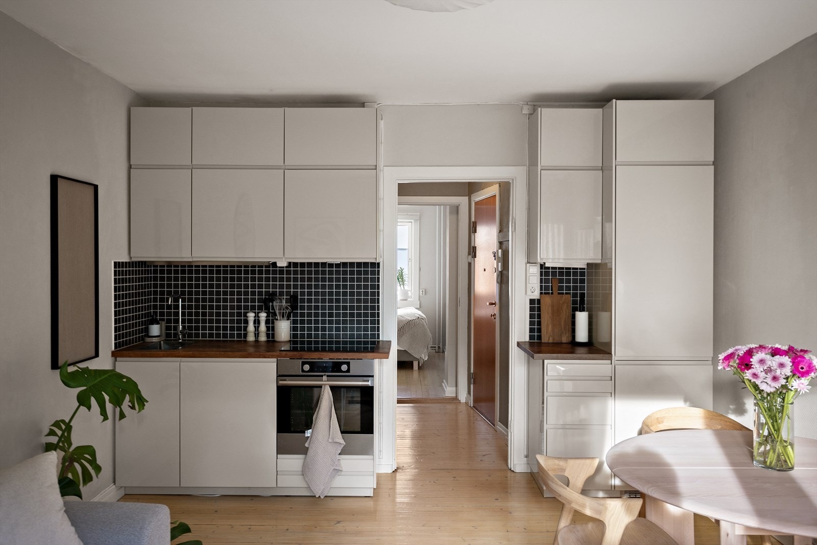 Lekkert kjøkken fra Ikea. Kjøkkenet har integrerte hvitevarer, god oppbevaringsplass i både overskap (med ekstra høyde) og underskap. Galleribilde