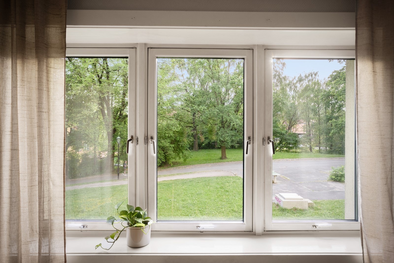 Legg merke til de store vindusflatene og den dype vinduskarmen. Galleribilde