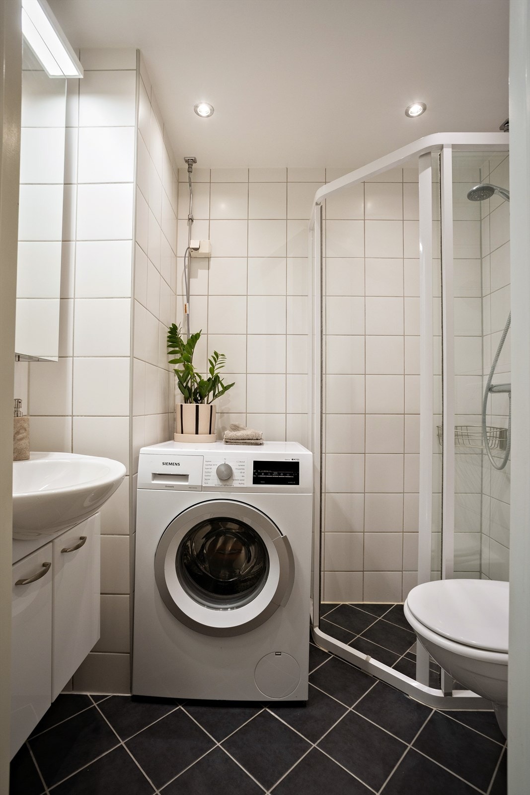 Det er varmekabler i gulvet, opplegg for vaskemaskin og tørketrommel, dusjnisje med glassdører, vegghengt toalett, servant med skap, speilskap med lys, downlights i himling og naturlig ventilasjon. Galleribilde