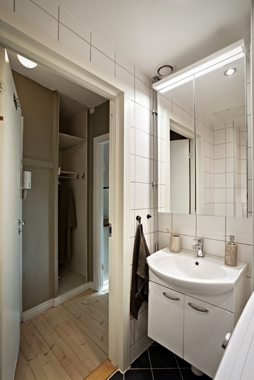 Fra gangen kommer man til badet. Lekkert flislagt baderom fra 2010. Badet og rør ble tatt i regi av borettslaget og det foreligger ferdigattest. Galleribilde