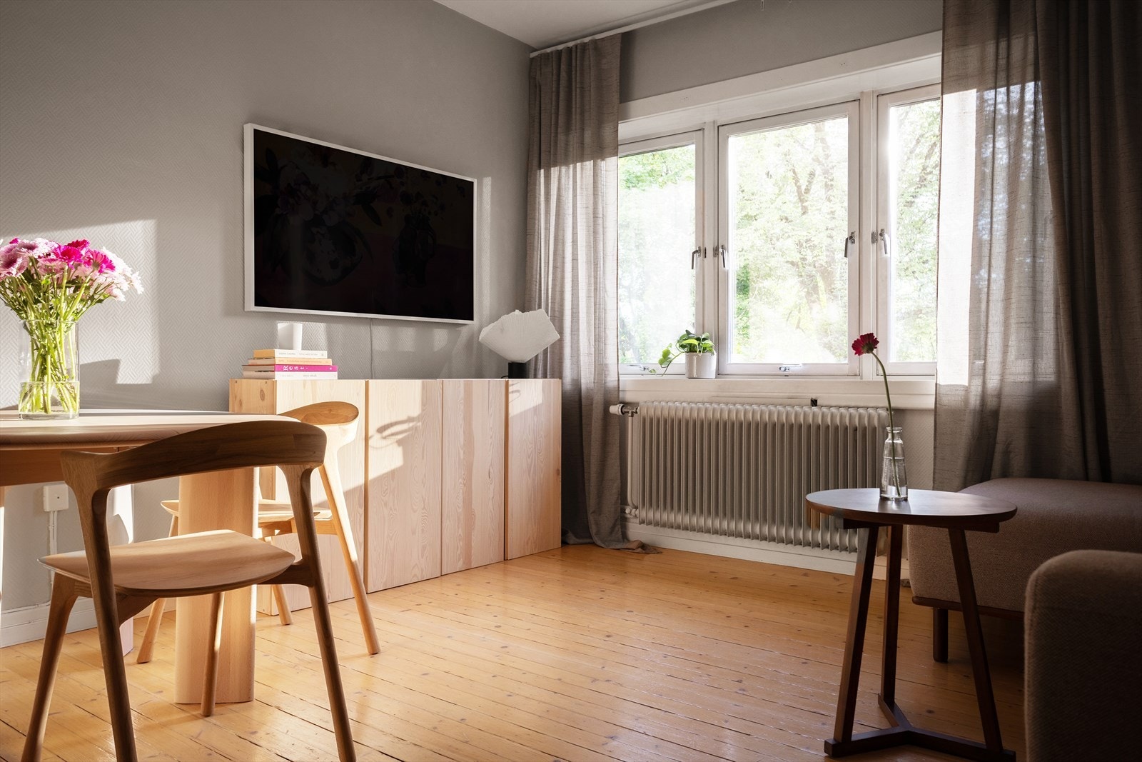 Oppvarming via vannbåren radiator. Oppvarming, varmtvann og internett er inkludert i felleskostnadene. Galleribilde