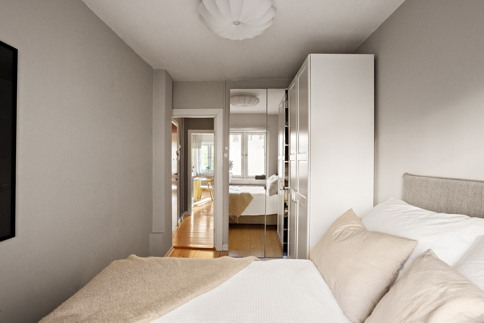 Romslig garderobeløsning i L-form. Garderoben medfølger boligen. Galleribilde