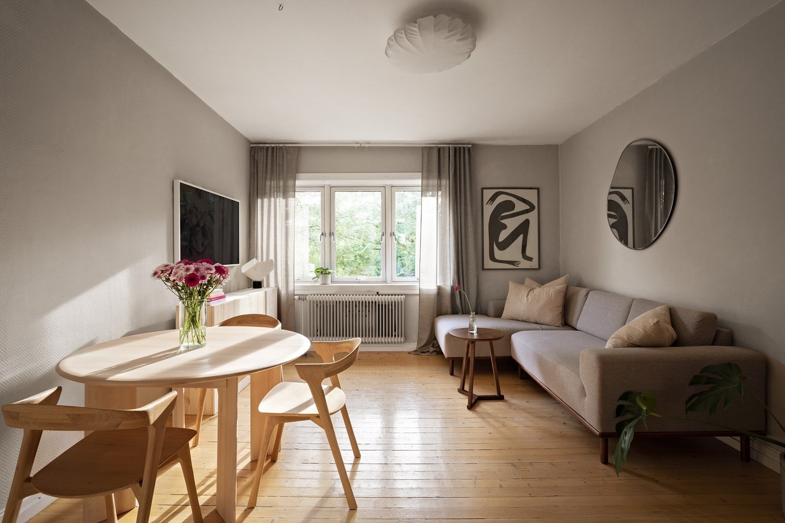 Boligen har store vindusflater som slipper inn rikelig med naturlig lys og det er originale tregulv. Galleribilde