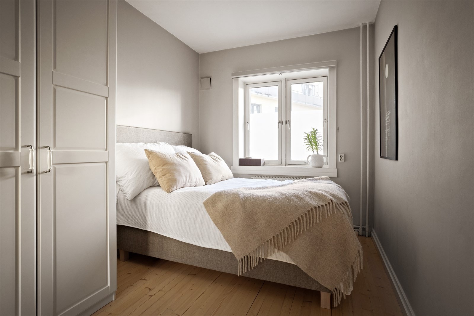 Soverommet vender ut mot rolig bakgård. Her er det plass til dobbeltseng, nattbord og garderobeløsning. Galleribilde