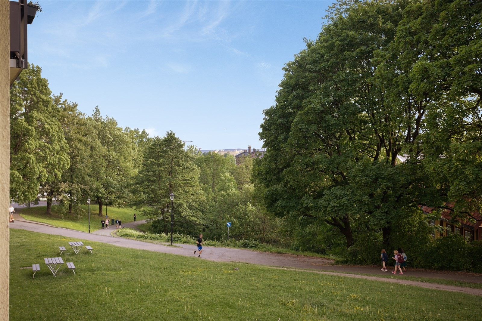 Utsyn - Boligen har en fin beliggenhet i byggets 2.etg med hyggelig utsyn. Galleribilde