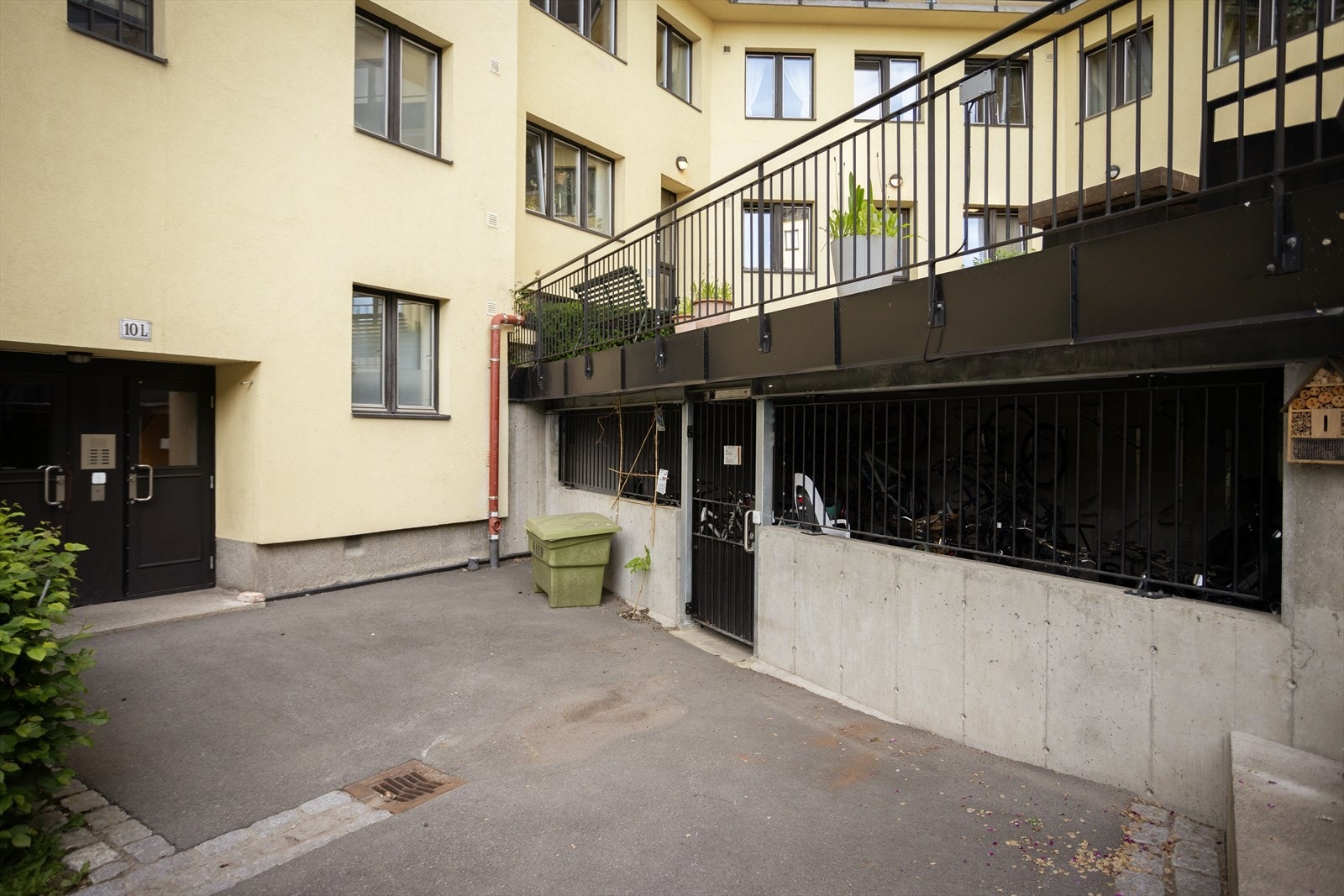 Felles låst sykkelbod i bakgården. Galleribilde