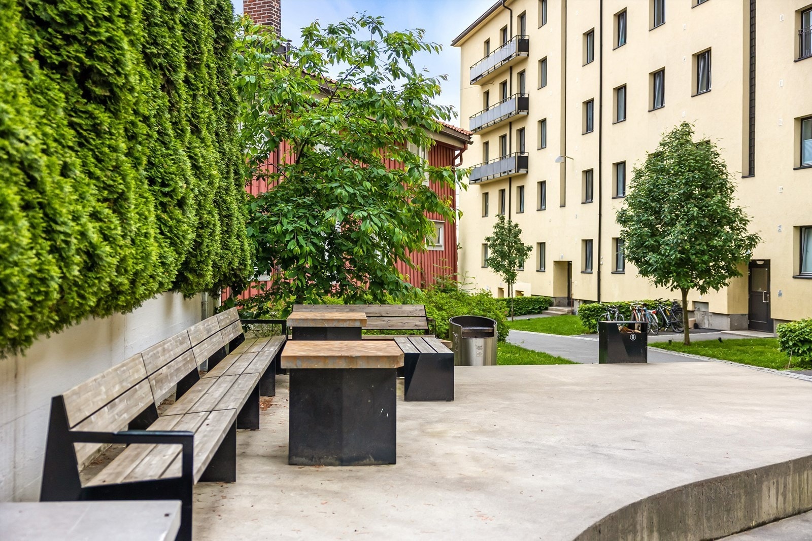 Hyggelig fellesområde med flere sittegrupper og bålpanne Galleribilde