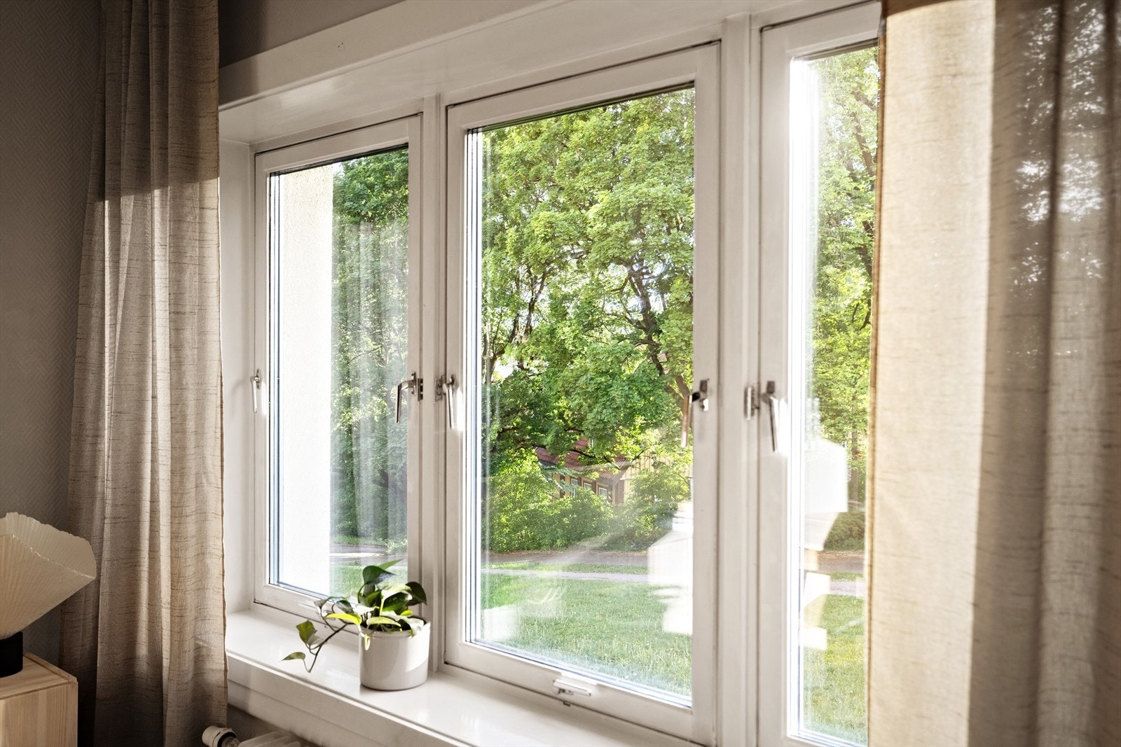 En lekker og gjennomgående 2-roms med frodig utsyn uten innsyn! Boligen vender ut mot grøntområder og Akerselva. Galleribilde