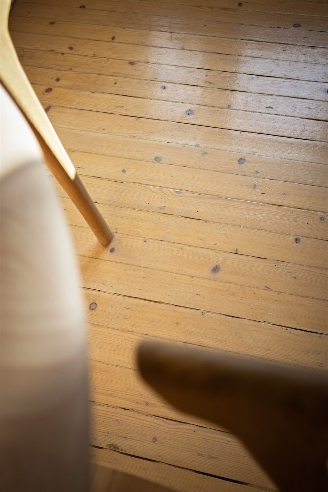 Det originale tregulvet gir boligen sjarm og liv. Det er gode muligheter for å slipe ned gulvet om man ønsker å lysne utrykket. Galleribilde