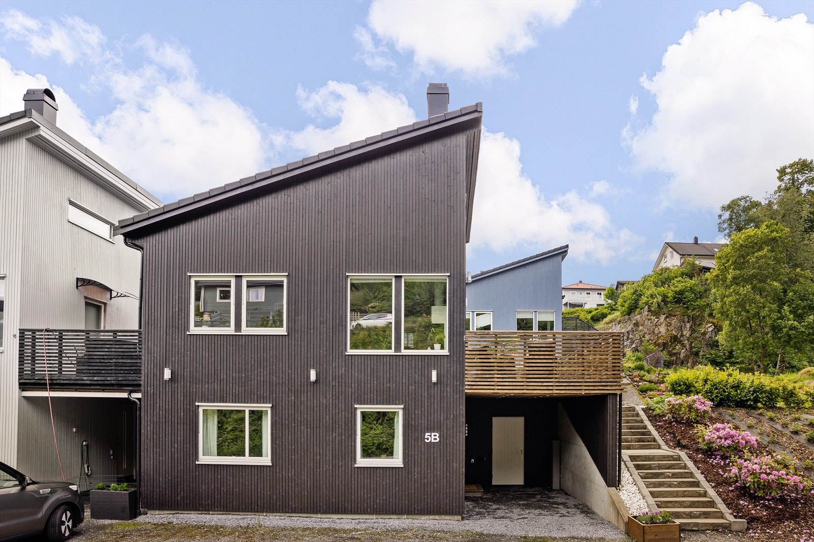 Her parkerer du bilen under tak og går tørrskodd inn. Enklere blir det ikke. Galleribilde