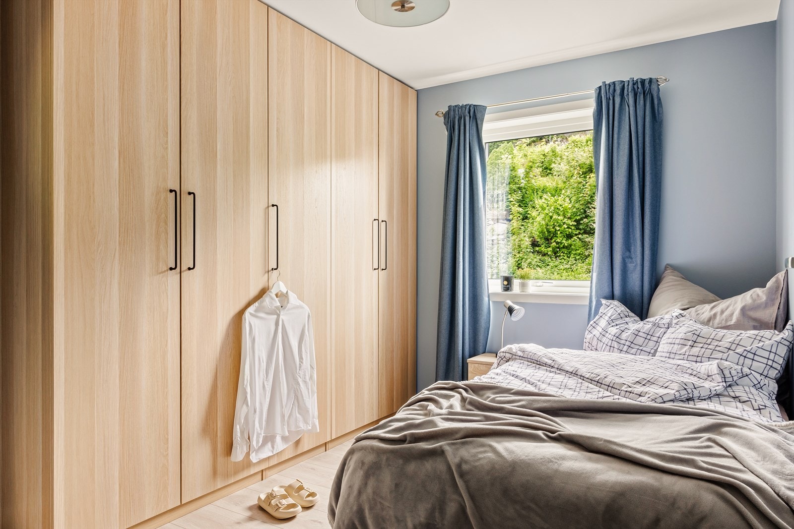 Soverom 2 med plass til en smalere dobbeltseng. Helt nytt garderobeskap i eikefiner. Galleribilde