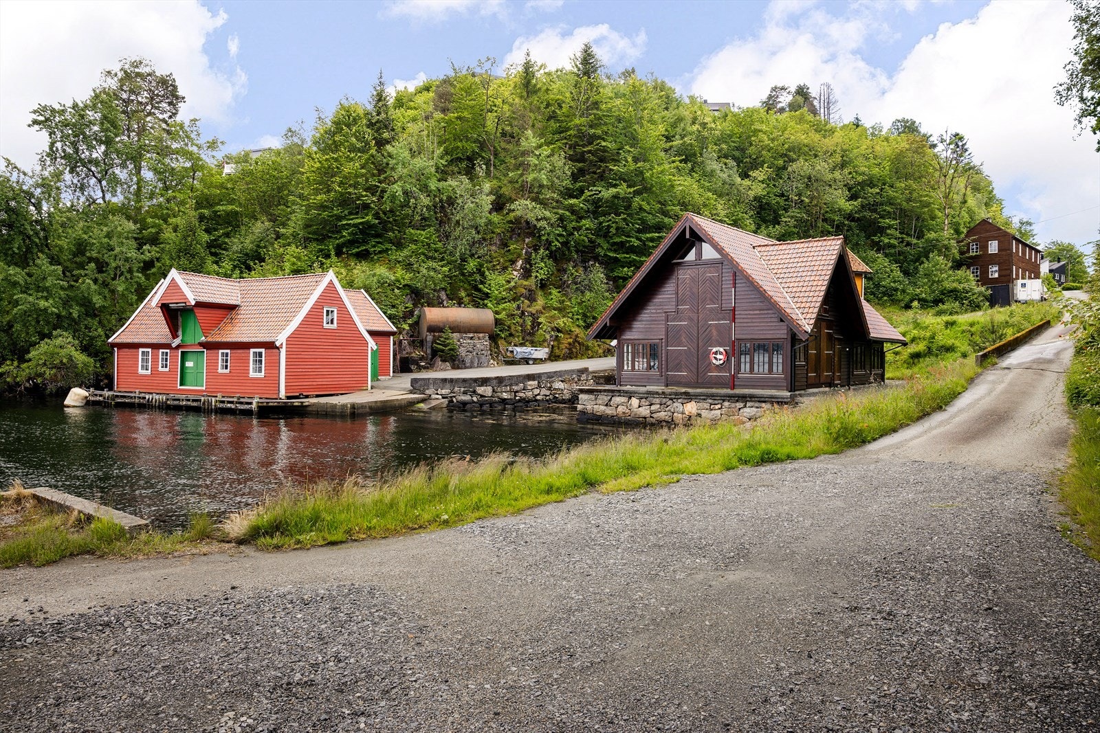 En kort spasertur ned til havnen med både bade og fiskemuligheter. Galleribilde
