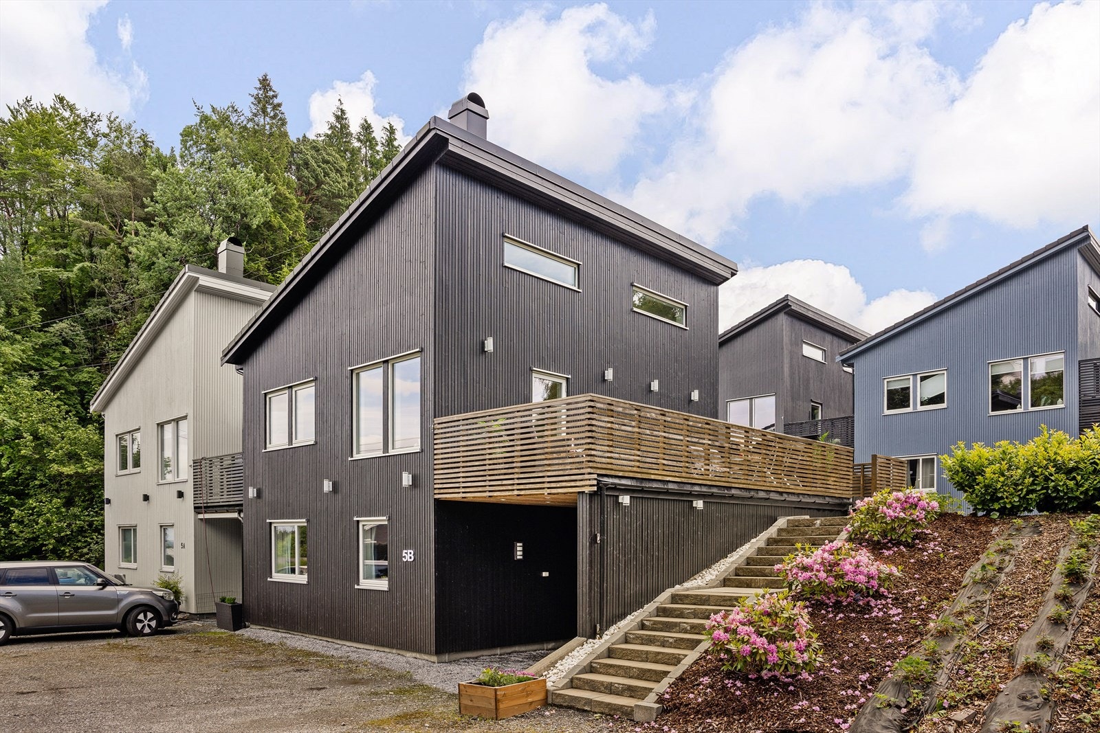 Boligen ble oppført i 2018 og går over to plan. Pent opparbeidet med flott trapp, prydbusker og stor terrasse. Galleribilde
