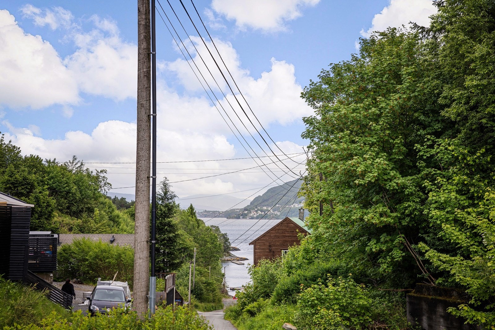 Fra terrasse og stuevindu får du et glimt av fjorden:) Galleribilde