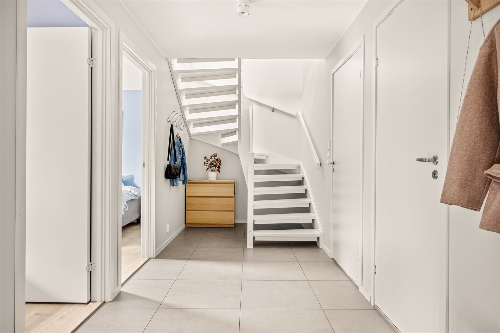 Vi tar turen ned i den store og innbydende hallen. Galleribilde