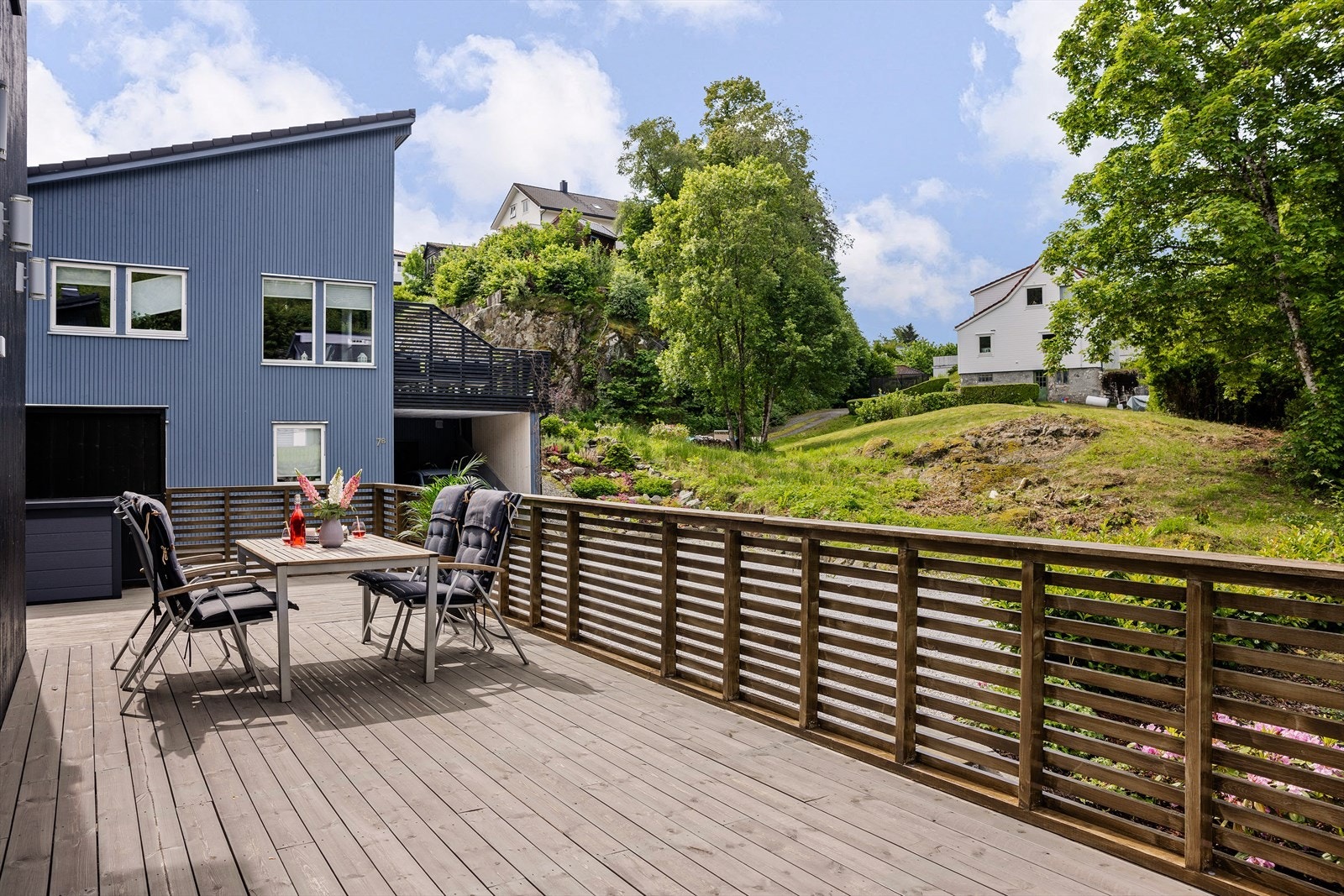 Altanen er på over 56 kvm, så her har du god boltringsplass. Galleribilde