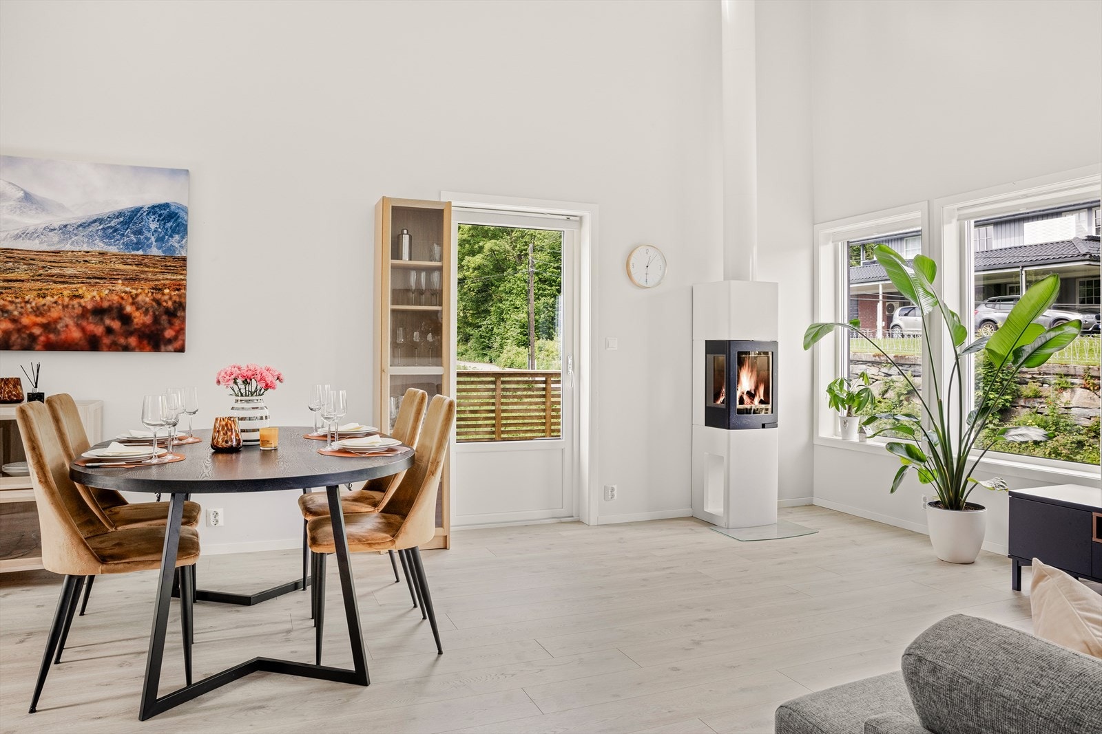 Spisestuen har fått hedersplassen midt i rommet. Galleribilde