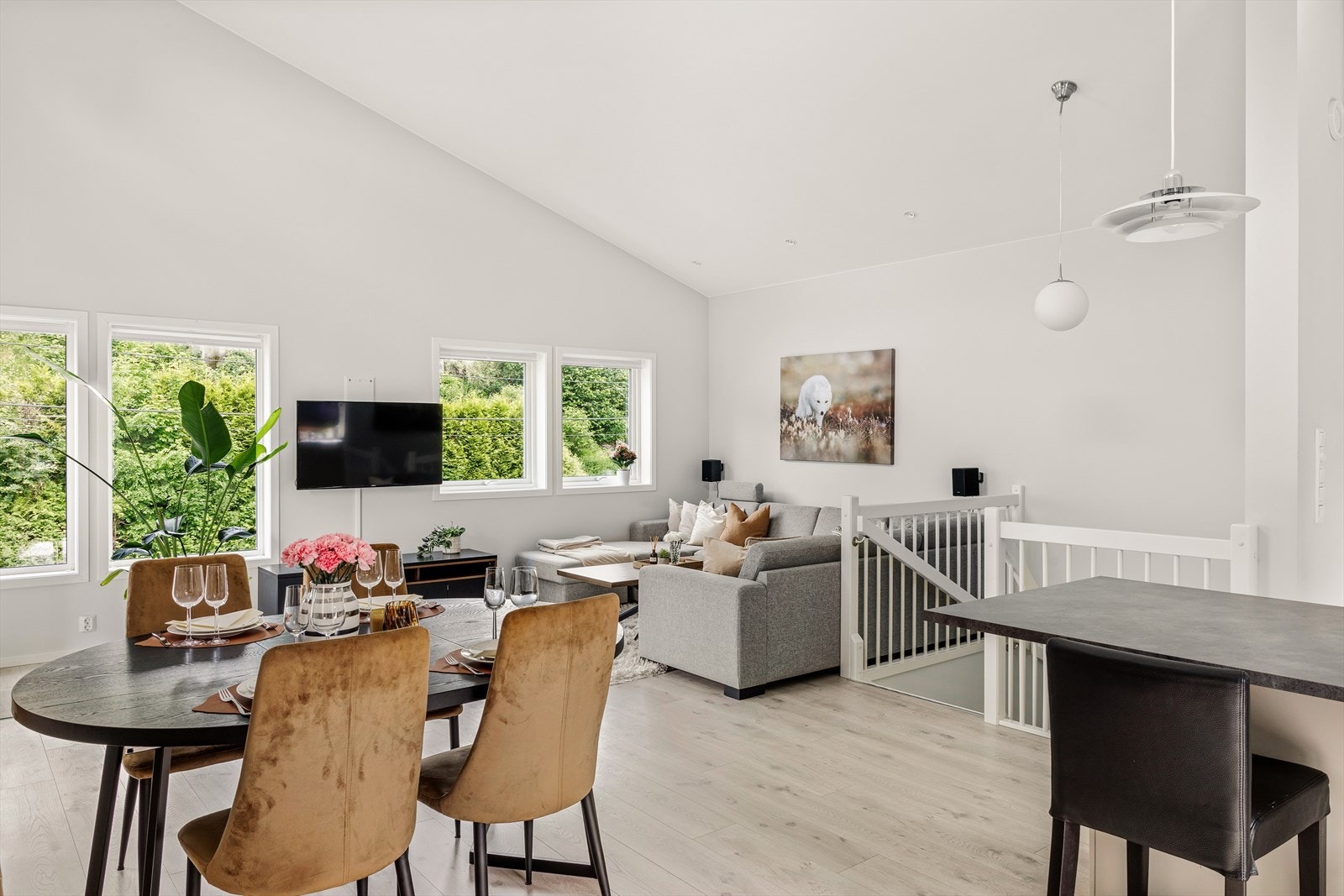 Det store allrommet måler nesten 48 kvm og er åpenbart favorittrommet i denne lekre boligen! Galleribilde