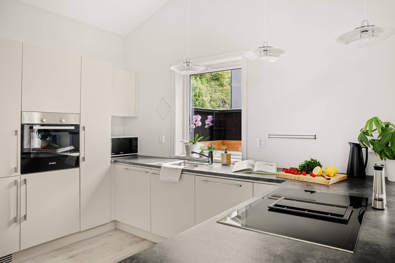 Integrert ventilator i den doble platetoppen og god diskplass gjør matlaging til en drøm. Galleribilde