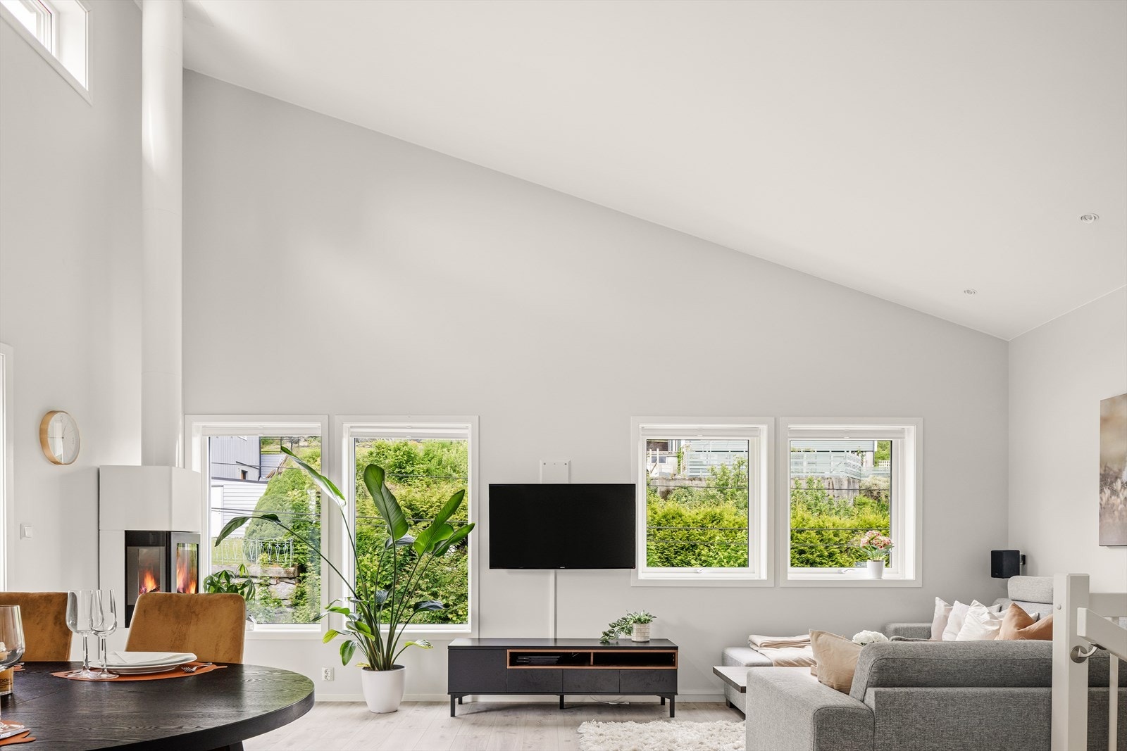 Legg merke til den generøse takhøyden. 4.73 meter på det høyeste. Ikke rart det føles luftig. Galleribilde