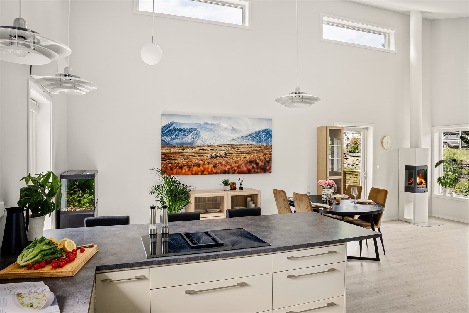 På mange måter et fantastisk arbeidskjøkken for hobby kokkene, men også svært sosialt om en får gjester på besøk. Galleribilde