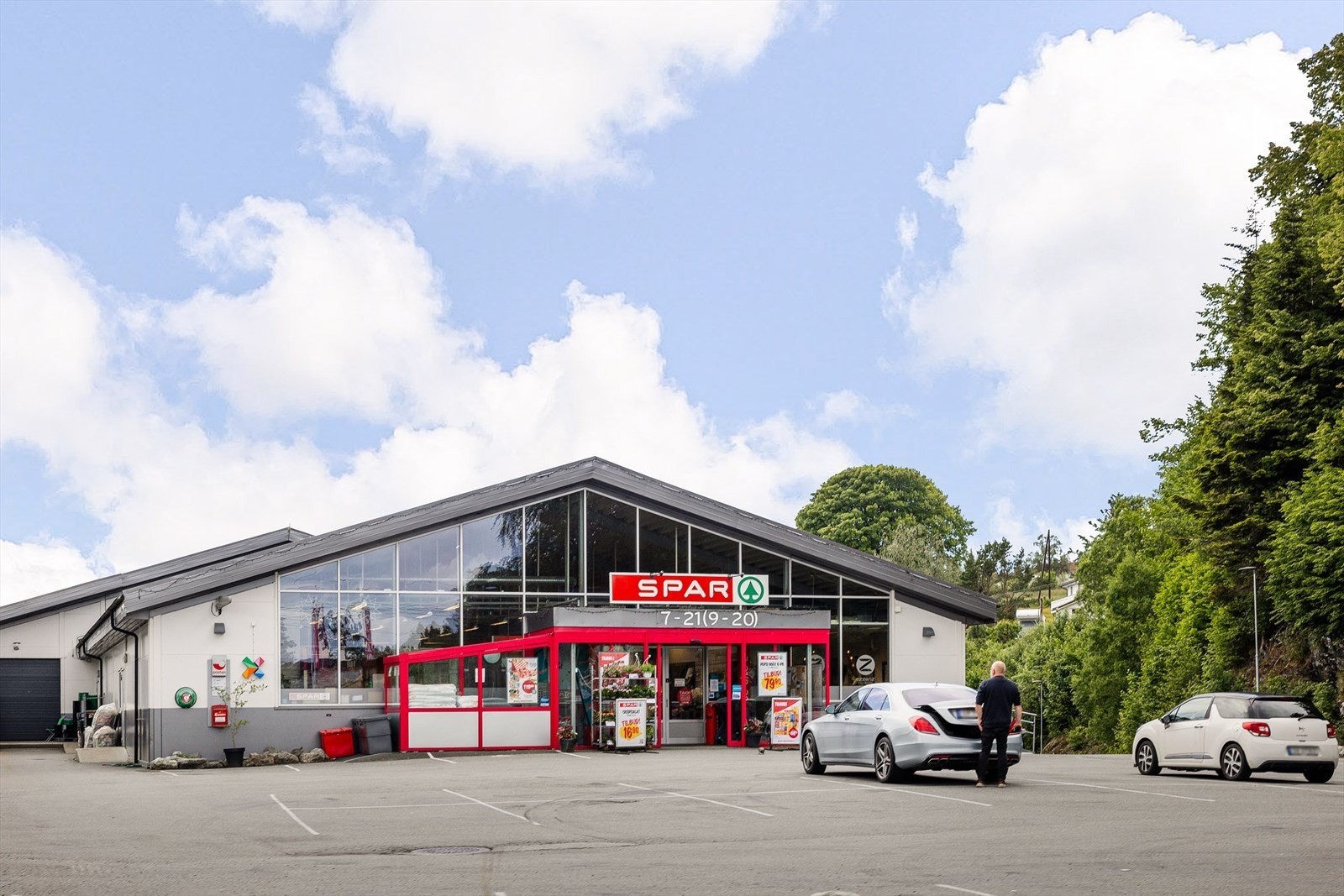 Nærbutikken ligger like oppe i bakken.. Galleribilde