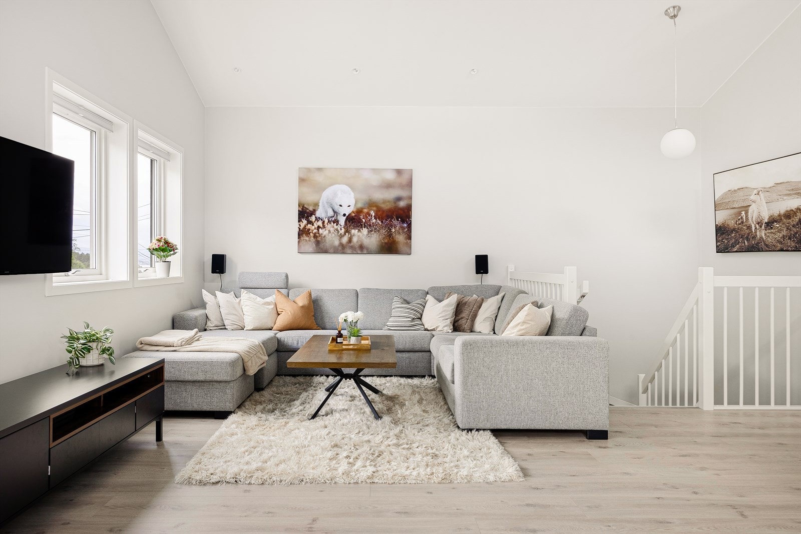 God plass til flere sittegrupper. Selger har møblert med en stor hjørnesofa. Galleribilde