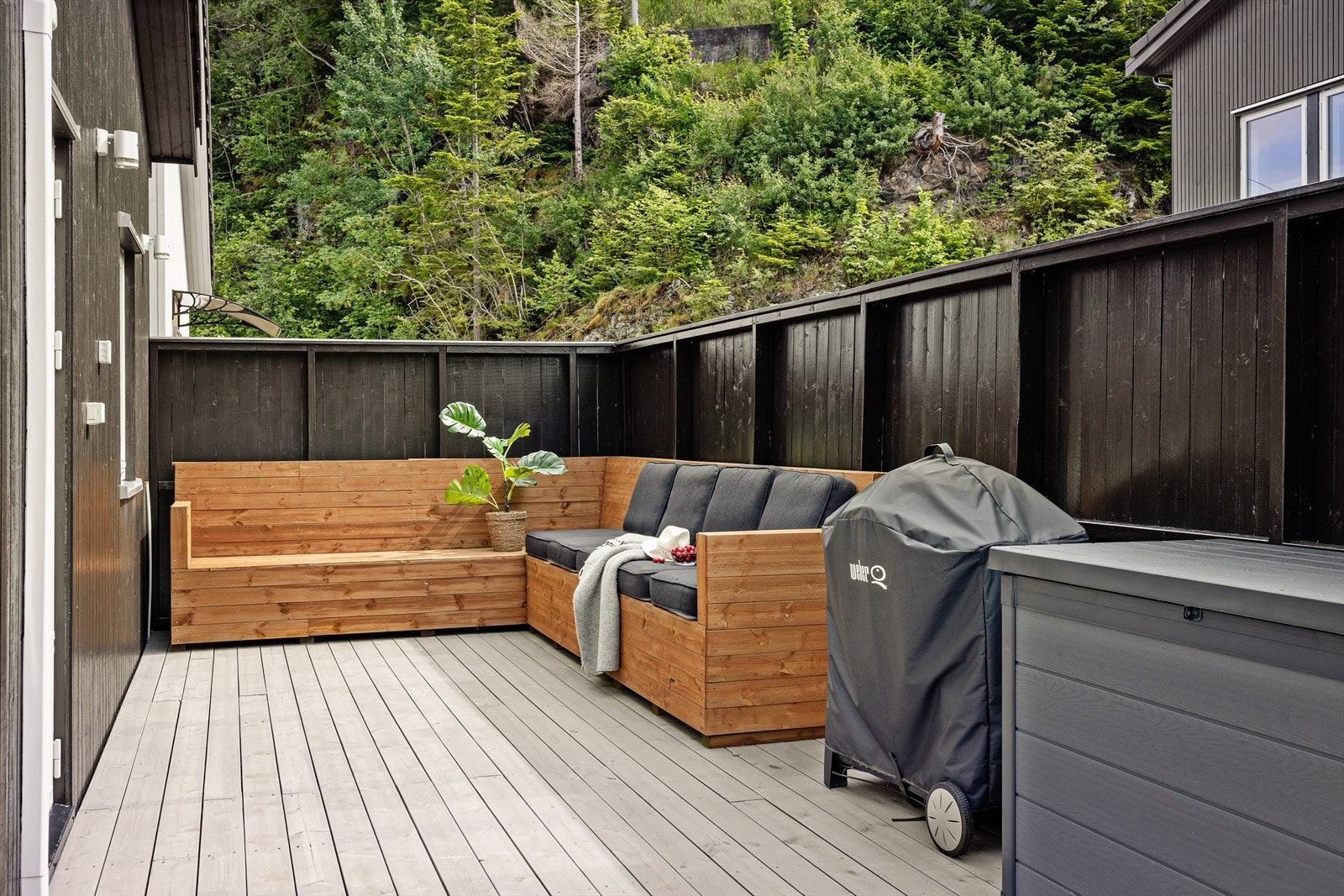 Utgang til skjermet terrasse som strekker seg fra sør og rundt til vest. Her kan solen følges fra tidlig til sent. Galleribilde